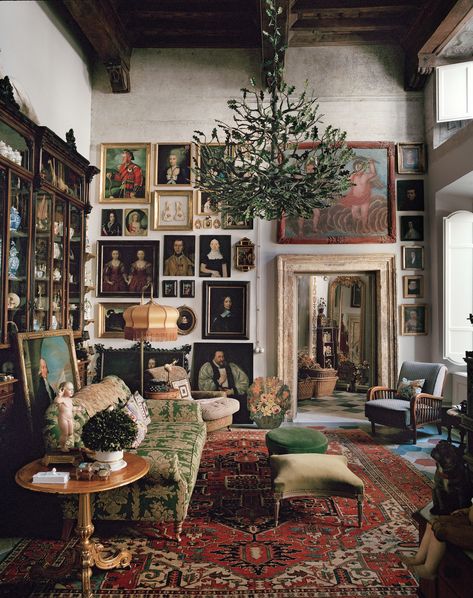 Roman Apartment, Sala Vintage, Oak Branch, Interior Design Per La Casa, Apartment Decoration, Clarice Cliff, Design Apartment, Design Del Prodotto, Alessandro Michele