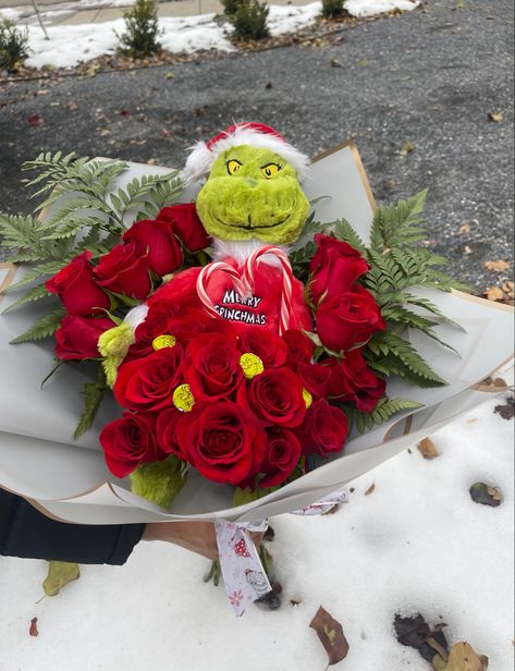 Christmas Ramo, Christmas Bouquets, Ribbon Rose Bouquets, Christmas Bouquet, Ribbon Rose, Bouquet Ideas, Dream Gift, Ribbon Roses, Grinch