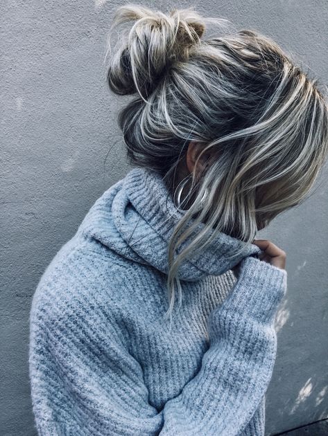 Grey Hair Transformation, Gorgeous Gray Hair, Grey Hair Inspiration, Gray Hair Growing Out, Transition To Gray Hair, Blending Gray Hair, Gray Hair Highlights, Long Gray Hair, Mom Hairstyles