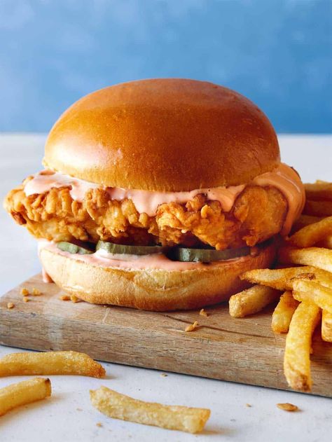 Spicy Chicken Sandwich Sauce, Chicken Sandwich Sauce, Popeyes Chicken Sandwich Recipe, Popeyes Chicken Sandwich, Sandwich Sauce, Juicy Fried Chicken, Spicy Chicken Sandwich, Chicken Sandwich Recipe, Spoon Fork Bacon