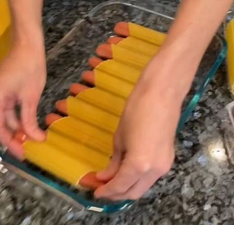 She sticks hot dogs inside pasta then adds 2 ingredients to make the easiest & tastiest family meal Hot Dog Spaghetti Recipes, Hot Dog Pasta, Chili Dog Casserole, Manicotti Pasta, Hot Dog Chili, Dog Wrap, Delicious Family Meals, Spaghetti Noodles, Chili Dogs