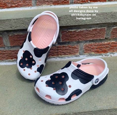 Painting Crocs Shoes Ideas, Custom Crocs Paint, Painted Crocs Shoes Diy, Custom Painted Crocs, Diy Crocs Shoes Paint, Custom Crocs Shoes Paint, Croc Painting Ideas, Crocs Painting Ideas, Cow Print Crocs