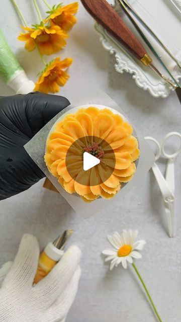 Fall Buttercream Flowers, Cupcake Decorating Techniques, Buttercream Techniques, Piping Buttercream, Sunflower Cookies, Sunflower Cupcakes, Italian Meringue Buttercream, Flower Sugar Cookies, American Buttercream