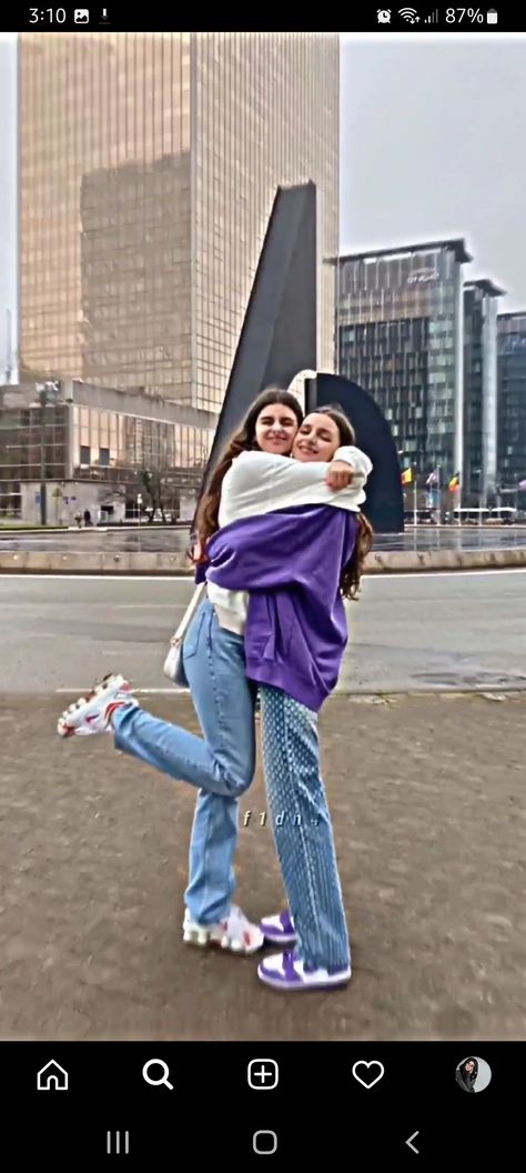 Aesthetic Pose For Besties, Poses For Pictures 2 Friends, Poses With Bsf, Poses To Recreate With Best Friend, Poses For Best Friends Bff Pics, Besties Photoshoot Ideas, Bestie Poses Photo Ideas, Mother Day Photo, Aesthetic Mother