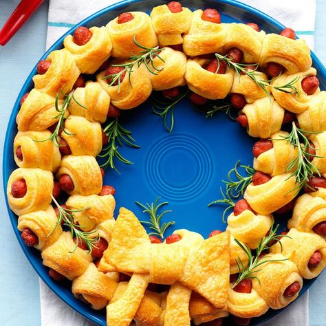 Ring of Piggies Recipe -This charming plate of piggies looks like a holiday wreath when I drape fresh rosemary in the center. It’s a cute display for merry get-togethers. —Julie Peterson, Crofton, Maryland Fingerfood Recipes, Christmas Party Finger Foods, Christmas Finger Foods, Christmas Appetizers Easy, Festive Appetizers, Finger Foods Easy, Party Finger Foods, Pigs In A Blanket, Finger Food Appetizers