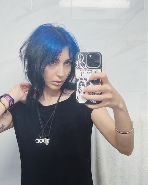 Blue Roots Hair, Black Hair With Blue Roots, Black Roots Blue Hair, Blue Alt Hair, Blue Hair Black Roots, Blue Ghost Roots, Blue Roots Black Hair, Blue Shadow Root, Ghost Roots Hair