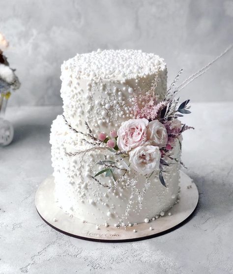 THE WEDDING BLISS on Instagram: “Some delicious cake ideas😍 Which one would you choose?🍰” Latest Cake Design, 2 Tier Wedding Cakes, Engagement Party Cake, Fancy Wedding Cakes, Wedding Cake Pearls, Cake With Flowers, Cake White, White Cakes, Winter Wedding Cake