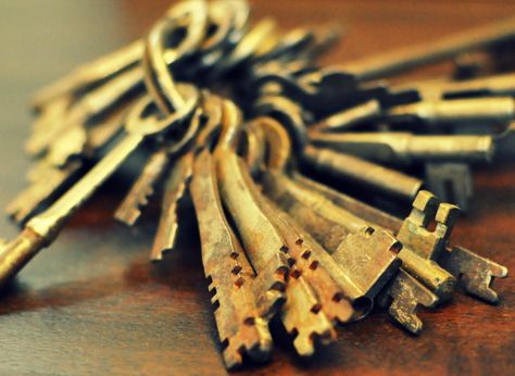 Old Keys Repurpose, Old Key Crafts, Key Crafts, Key Decorations, Auto Locksmith, Memory Frame, Diy Home Security, Old Key, Old Keys