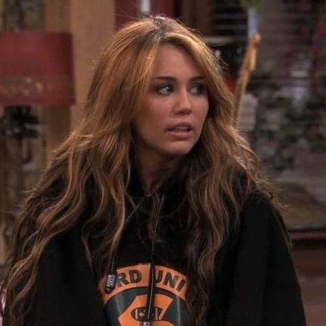 Hannah Montana Hair, Miley Cyrus Brown Hair, Miley Cyrus Hair, Jojo Levesque, Miley Stewart, Fall Hair Color For Brunettes, Caramel Hair, Hannah Montana, Long Brown Hair