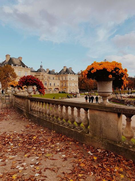 Explore les Jardins du Luxembourg et les plus beaux trésors de Paris en lisant l'article de blogue de The Storytellers MTL! Clique sur l'épingle pour découvrir les meilleurs endroits de la ville Lumière pour un escale de 48h! | L'automne est définitivement la plus belle saison pour découvrir Paris! Paris Autumn, Paris In Autumn, Paris Vibes, French Lifestyle, Paris France Travel, Beautiful Paris, Paris Images, Paris Shopping, Paris Photo