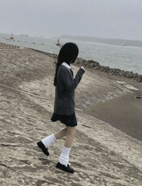 High School Outfits Japanese Girl, Japanese High School Outfits, Japanese School Outfits, Japanese High School Uniform, Xiaohongshu Girl, Japanese Uniform, Japanese High School, High School Uniform, Girl With Headphones