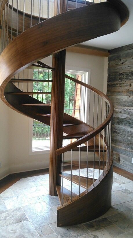 Round Staircase Design, Modern Wooden Staircase, Staircases Modern, Wood Spiral Staircase, Circle Stairs, Spiral Staircase Design, Staircase Spiral, Wooden Staircase Railing, Elegant Staircase