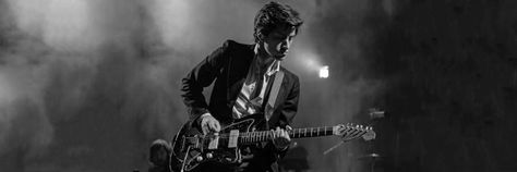 alex turner from arctic monkeys playing guitar header Arctic Monkeys Twitter Banner, Alex Turner Playing Guitar, Arctic Monkeys Wallpaper Ipad, Arctic Monkeys Banner, Arctic Monkeys Header, Arctic Monkeys Widget, Guitar Header, Guitar Icons, Head Twitter