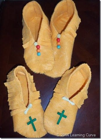 Here's a fun, hands on tutorial showing you how to make moccasins. Diy Moccasins Pattern, Moccasins Pattern, Making Moccasins, How To Make Moccasins, Moccasin Patterns, Native American Halloween Costume, Native American Art Projects, Diy Moccasins, Dog Harness Pattern