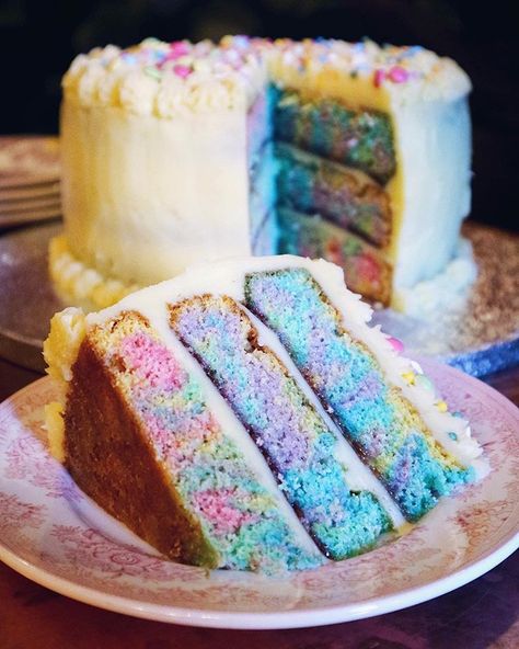 Vanilla rainbow marble cake with strawberry and banana buttercream. This is ideal for a kids birthday celebration cake Banana Marble Cake, Layered Marble Cake, Gluten Free Marble Cake Recipe, Strawberry Marble Cake, Rainbow Marble Cake, Vanilla Strawberry Marble Cake, Marble Decoration, Zen Ideas, Marble Cake Recipe