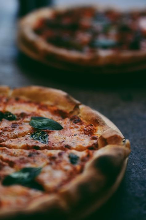 La pizza es seguramente uno de los platos más reconocidos del mundo. Tiene su propio día internacional el 9 de febrero y para muchos, es uno de los pilares básicos de la alimentación. Aunque Italia (y Nápoles más concretamente) se considera madre indiscutible de este plato, sus orígenes aún se debaten. Ya en Egipto se … Thick Crust Pizza, Pizza Margarita, Pizza Pepperoni, Pizza Photo, Types Of Pizza, Pasta Fatta In Casa, Pizza Margherita, Pizza Crust Recipe, Fire Pizza