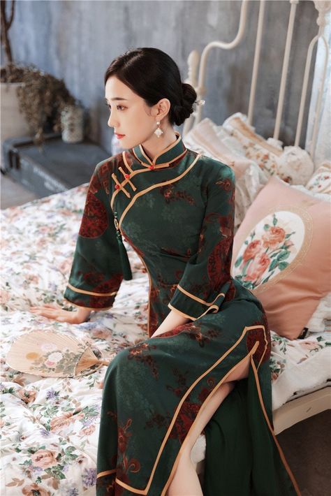 This is a really fun Chinese dress that is tailored in traditional style but is designed to celebrate a fresh modern take on the Qipao (旗袍). If you are looking for a dress that sets you apart with a fun but sleek style, this is for you. ❤ ❤ Size:❤ ❤ Bust. Waist. Hip. Dress length M: 86cm. 72cm. 90cm. 125cm L: 90cm. 76cm. 94cm. 126cm XL: 94cm. 80cm. 98cm. 127cm 2XL: 98cm. 84cm. 102cm. 128cm 3XL: 102cm. 88cm. 106cm. 129cm 4XL: 106cm. 92cm. 110cm. 130cm (Measured by hand: likely to have a 2-3cm siz Chinese Fashion Traditional, Chinese Outfits Traditional, Cheongsam Dress Long, Cheongsam Vintage, Traditional Qipao, Chinese Cheongsam Dress, Old Shanghai, Chinese Cheongsam, Big Sleeves