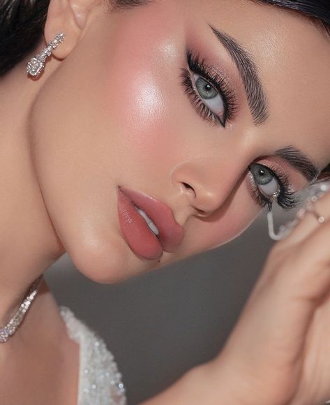 #makeuplover #beautyobsessed #makeuptips #glamgoals #makeupaddict Walima Makeup Looks, Walima Bride Makeup, Dreamy Makeup Look, Make Up Bridal, Make Up Bride, Light Makeup Looks, Classy Makeup, Glam Wedding Makeup, Makeup Pengantin