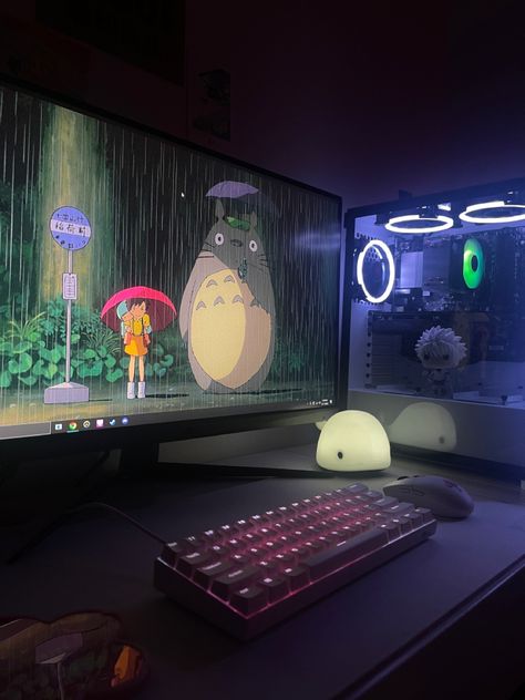 Studio Ghibli Pc Setup, Pc Gamer Aesthetic, Gaming Aesthetic, Gaming Desk Setup, Gamer Setup, Video Game Room Design, Pc Setups, Bedroom Setup, Gaming Room Setup