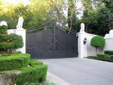 Clueless Alicia Silverstone, Entrance Gates Driveway, Gate Design Ideas, Modern Main Gate Designs, Hotel Landscape, Gate Wall Design, Modern Gate, Sophisticated Home, Alicia Silverstone