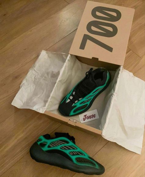 Yeezy 700 V3 Alvah, Yeezy 700, Hummel Sneaker, In The Dark, Glow In The Dark, The Darkest, Quick Saves