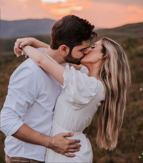 Couple Photoshoot Poses Kissing, Couple Photoshoot Ideas Kissing, Couple Photoshoot Poses Romantic Kiss, Couples Candid Photography, Pre Wedding Photoshoot Props, Wedding Fotos, Engaged Couples Photography, Wedding Portrait Poses, Wedding Photoshoot Props