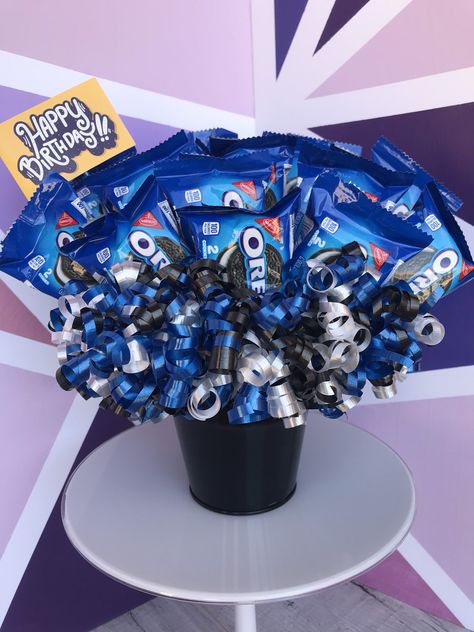 Oreo Bouquet, Money Birthday Cake, Birthday Candy Bouquet, Candy Arrangements, Candy Gift Baskets, Candy Bouquet Diy, Valentine Gift Baskets, Easter Cookie, Candy Basket