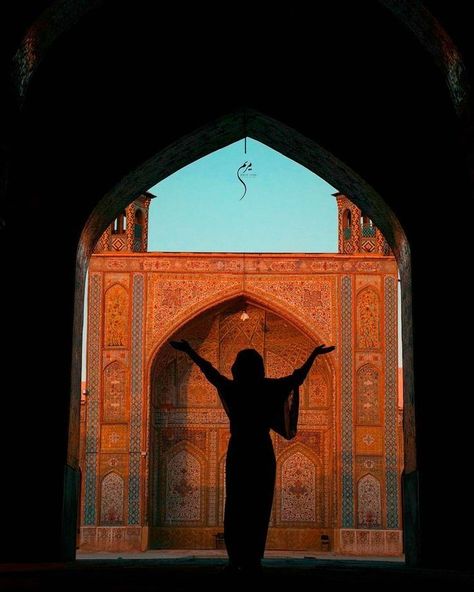 Iran Travel Destinations | Iran Honeymoon | Backpack Iran | Backpacking Iran | Iran Vacation | Iran Photography | Middle East #travel #honeymoon #vacation #backpacking #budgettravel #offthebeatenpath #bucketlist #wanderlust #middleeast #Iran #exploreIran #visitIran #TravelIran #IranTravel Ancient Middle East Aesthetic, City Of Brass Aesthetic, Daevabad Trilogy, Iran Photography, Tac Mahal, Middle East Travel, Dr Visuals, Al Mulk, Burning Sun