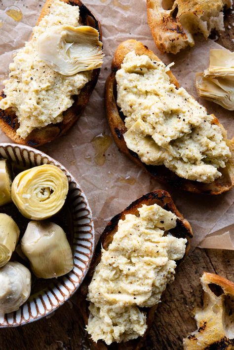 The simplest and easiest Artichoke Bruschetta made with jarred artichokes, garlic and cheese. Incredibly delicious party food or appetizer. Artichoke Bruschetta Recipes, Artichoke Crostini, Artichoke Tapenade, Artichoke Bruschetta, Artichoke Appetizer, Artichoke Pesto, 5 Minute Recipe, Italian Appetizer, Pasta With Peas