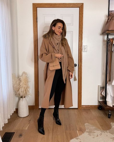 Tan Pea Coat Outfits, Brown Coat Outfit Winter Classy, Camel Outfits For Women, Long Camel Coat Outfits, Camel Bag Outfit, Peacoat Womens Outfit, Brown Coat Outfit, Wool Coat Outfit, Long Camel Coat