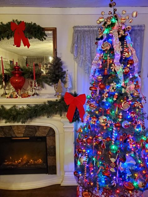 Christmas Tree Ideas With Multi Color Lights, Multicolored Lights Christmas Tree Ideas, Multicolor Light Christmas Tree Ideas, Christmas Tree Ideas Colorful Lights, Christmas Tree With Multi Colored Lights, Christmas Tree Ideas With Colored Lights, Multi Colored Light Christmas Tree Ideas, Multicolor Lights Christmas Tree Decor, Christmas Tree Ideas Multicolor Lights