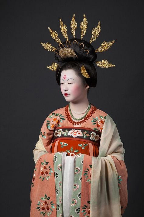 Chinese Empress, Dynasty Clothing, Chinese Traditional Costume, Tang Dynasty, Chinese Clothing, Ancient China, Traditional Fashion, Historical Costume, Chinese Culture