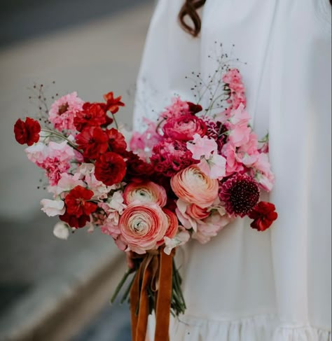 Marry That Girl, Red Bridal Bouquet, Colour Season, Red Wedding Theme, Bridal Bouquet Pink, Polka Dot Wedding, Morning Wedding, Wedding Mood, Pretty Wedding