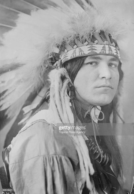 News Photo : Sioux chief Lone Star wearing a feathered... Chief Joseph, Native American Images, Native American Men, Native American Pictures, American Photo, Wilde Westen, Western Comics, Native American Photos, The Chiefs