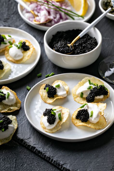 Easy And Elegant Appetizers, Potato With Caviar, Chips And Caviar, Caviar And Potato Chips, Caviar Snacks, Yacht Food Ideas, Caviar Pairings, Passed Hors Doeuvres Ideas, Caviar Serving Ideas