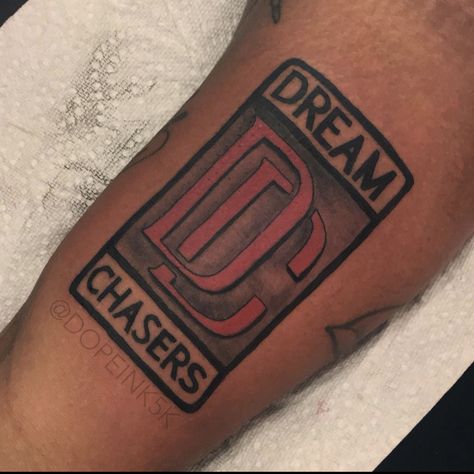 Dream Chasers Tattoo, Dream Chaser Tattoo, Lion Chest Tattoo, Simple Leg Tattoos, Dc Tattoo, Black Men Tattoos, Dream Chasers, Lion Tattoo Sleeves, Graffiti Tattoo