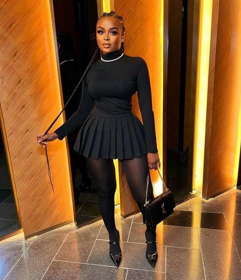 Winter Pleated Skirt Outfit, Black Pleated Skirt Outfit Winter, Pleated Skirt Outfit Winter, Pleated Skirt Outfit Black Women, Black Stockings Outfit, Dress With Stockings Outfit, Pleated Mini Skirt Outfit, Pleated Skirt Black, Black Skirt Outfits