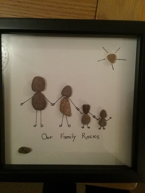 Sea Glass Pictures Family, Family Pebble Art Ideas, Pictures Made With Rocks, Rock Art Family, Family Craft Projects, Pebble Family Art, Stone Family Art, Sea Glass Family Art, Family Rock Art