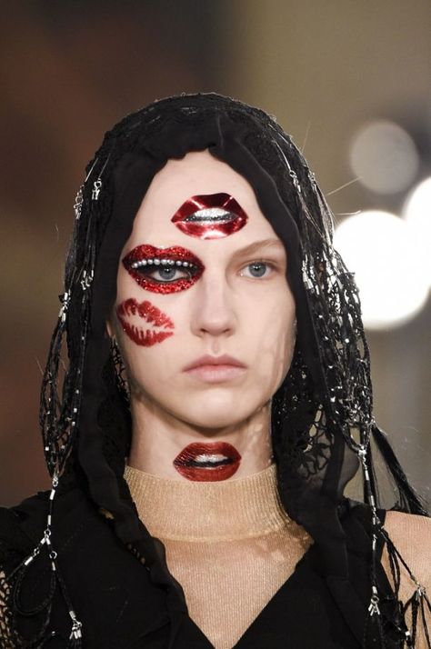 The runways got weird at Paris Fashion Week, and per the usual, there was no shortage of bizarre looks. These are our favorites. Photo: Getty Images Pat Mcgrath Makeup, Couture Makeup, High Fashion Makeup, Runway Beauty, Show Beauty, Runway Makeup, Fantasy Hair, Mermaid Makeup, Edgy Makeup