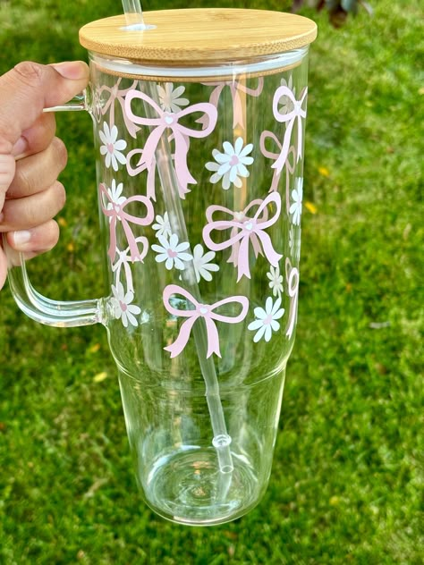 Cute Coffee Cups, Christmas Weddings, Cute Water Bottles, Pretty Cups, Cup Crafts, Pink Coquette, Tumbler Personalized, Painted Wine Glasses, Girly Gifts