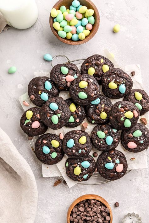 Cadbury Mini Egg Chocolate Chip Cookies Cadbury Mini Egg Cookies, Chocolate Cadbury, Mini Eggs Cookies, Egg Chocolate, Egg Cookies, Easter Egg Cookies, Easter Sweets, Frozen Cookie Dough, No Egg Cookies