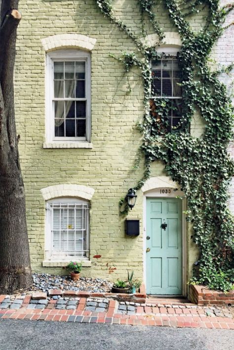 Green Brick House, Painted Brick House Exterior, Painted Brick Exteriors, Painted Brick House, Pintura Exterior, Red Brick House, Brick Exterior House, Casa Exterior, Row House