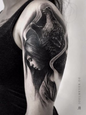 Woman Wolf Tattoo, Wolf Tattoos For Women, Cover Up Tattoos For Men, Tattoo Black And Grey, Tattoo Wolf, Super Tattoo, Wolf Tattoo Sleeve, Black Tattoo Cover Up, Circle Tattoos