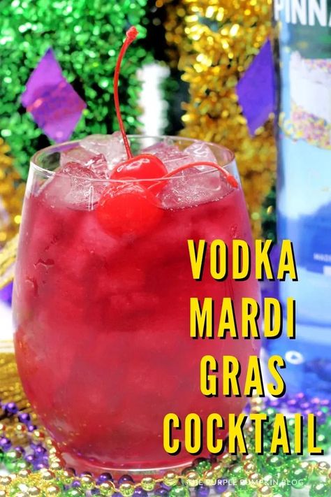 This King Cake cocktail is the perfect drink to make Mardi Gras! It's made with flavored vodkas and cinnamon schnapps and it's like the famous dessert in a glass - laissez les bon temps rouler! Mardi Gras Cocktails, Cinnamon Schnapps, Cake Vodka, Pork Lettuce Wraps, Famous Desserts, Desserts In A Glass, Cinnamon Syrup, Smoothie Makers, Slow Cooker Pulled Pork