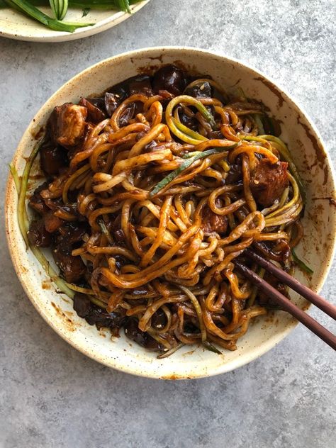 Korean Jajangmyeon, Koreansk Mad, Black Bean Noodles, Bean Noodles, Korean Noodles, Bean Sauce, Mapo Tofu, Black Bean Sauce, Korean Dishes