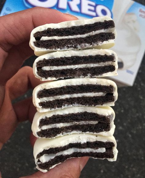 grubspot. on Instagram: “WHITE CHOCOLATE FUDGE COVERED OREOS👀 #cookies #chocolate #grubspot snapchat: grubspot” Fudge Covered Oreos, Mozzarella Stuffed Chicken, White Chocolate Covered Oreos, Oreos Cookies, Cooking Icon, White Chocolate Covered, Cooking Recipes For Dinner, Cooking Logo, White Chocolate Fudge