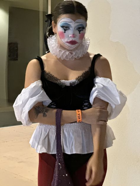 Lets bring back this makeup style? #Clowncore #clownmakeup #clowngirl #halloween2023 Easy Clown Costume Diy, Peridot Clown Costume, Clown Makeup Halloween Creepy, Victorian Clown Makeup, Porcelain Clown Makeup, Clown Makeup Costume, Diy Clown Outfit, Simple Cute Clown Makeup, Messy Clown Makeup