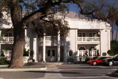 cher house from clueless Clueless House, Clueless Movie, 90s House, 80s House, Beverly Hills Mansion, Mansion Exterior, Guess The Movie, Cher Horowitz, House Floor