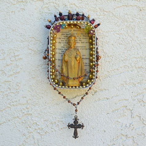 Small treasure Child of Prague vintage statue wall hung shrine. Paper from vintage hymnal, rosary type beads and cross. Embellished with jewelry findings, gold paint. Shrines And Altars Ideas, Shadow Box Kunst, Wall Shrines, Mexican Folk Art Decor, Shrines Box, Seashell Art Diy, Shrines Art, Vintage Statue, Found Object Jewelry