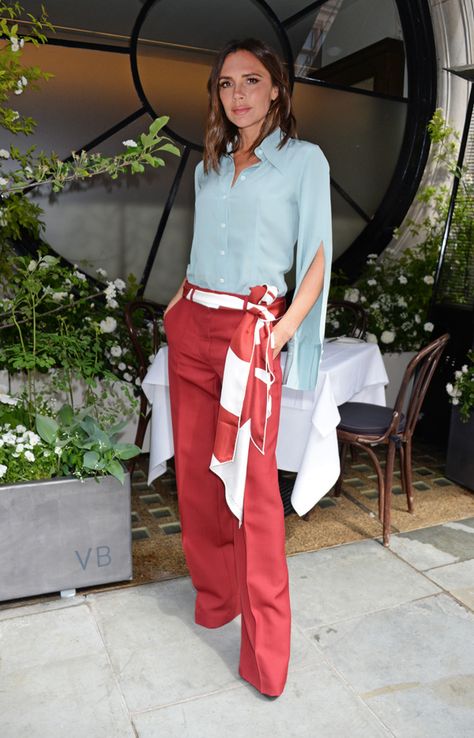 Style Victoria Beckham, Victoria Beckham Outfits, Victoria Beckham Style, Scarf Belt, Cooler Look, Large Scarf, Red Pants, Business Outfit, Mode Inspiration